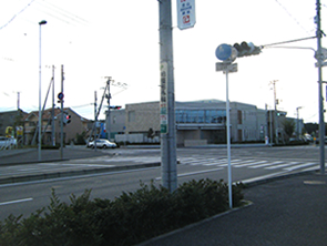 1)広い道路につきあたったら、そのまま右に曲がり、つくばエクスプレスの高架をくぐります。